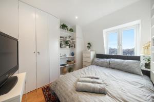 Chic 2BR Loft-Style Apartment in Queensway