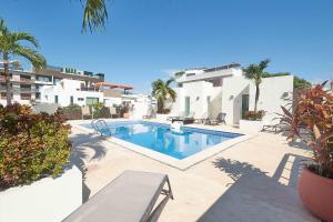 Quiet Retreat BBQ Grill Pool Near 5th Ave