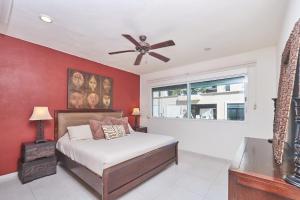 Quiet Retreat BBQ Grill Pool Near 5th Ave