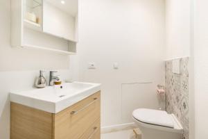 Villas Stunning Seaview White Villa in Beuasoleil with Pool and Garden : photos des chambres