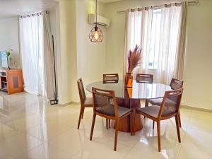 Great 3BR apartment- only 2 blocks from the beach!