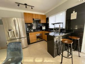 Beautiful ocean view apartment and free parking