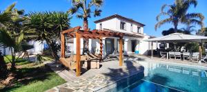 Lovely villa with swimming pool for 6 people