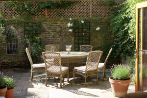 Spacious flat with south facing garden