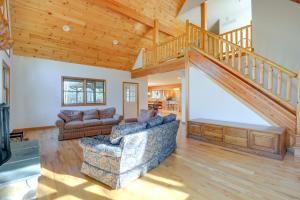 Benton Home on 50 Acres w Private Deck & Views!
