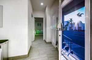 Stylish Modern Home, AC, Parking & Near FWYs