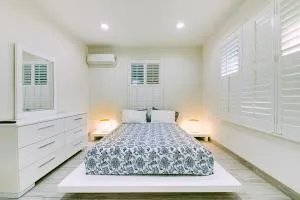 Stylish Modern Home, AC, Parking & Near FWYs - Aliso