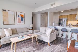 Modern 2BD 2BA, 5 min to Santa Monica Pier!