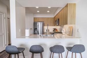Modern 2BD 2BA, 5 min to Santa Monica Pier!