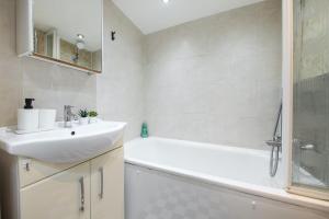 Hyde Park Haven, up to 6 Sleeps by KeyHol Short Let