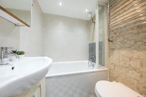 Hyde Park Haven, up to 6 Sleeps by KeyHol Short Let