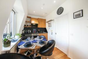 Hyde Park Haven, up to 6 Sleeps by KeyHol Short Let
