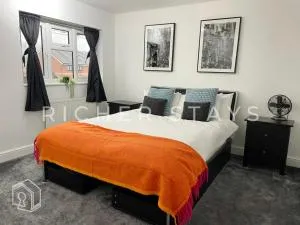 Spacious 4-Bedroom Home, Driveway & Garden - Friern Barnet