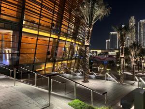 Downtown Luxury - Elegant 1-Bedroom Apartment - 5 Minutes Walk to Dubai Mall