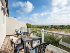 Three bedroom house in Porth