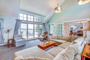 Lakefront New London Retreat with Dock and Hot Tub!