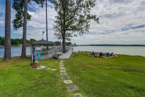 The Waters Edge Sleeps 8