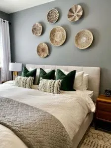 Stylish Modern 2 bedroom house across from Beach - Grimsby