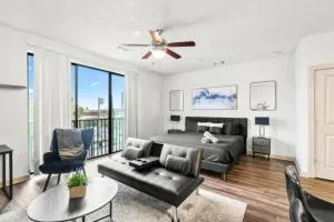 Chic Urban Living Studio with Pool Access 31 - Graymont