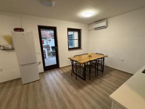 Hiška HOME- TERME ČATEŽ - VKLJUČENE KOPALNE KARTE 
