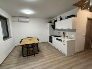Hiška HOME- TERME ČATEŽ - VKLJUČENE KOPALNE KARTE 