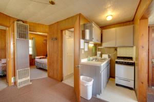 Convenient Cabin with Access to 3 Boat Docks!