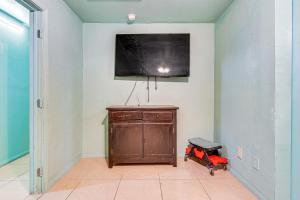 8 Mi to Dtwn LA Apt with Shared Patio!