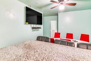 8 Mi to Dtwn LA Apt with Shared Patio!