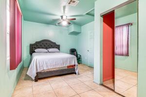 8 Mi to Dtwn LA Apt with Shared Patio!