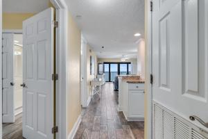 Commodore 605 3 BR 3 BA with 2 Beachfront Masters