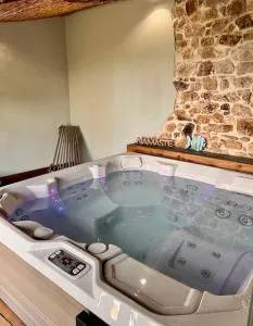 Grande maison avec jacuzzi couvert - Baye