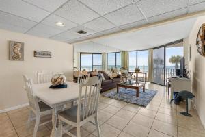 Edgewater Windward 104 - 1 BR beachfront sleeps 4