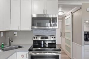 Top of the Gulf 120 - Shore-side Bungalow Sleeps 4