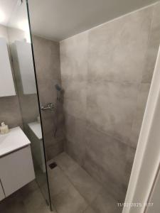 Modern apt in downtown by MK