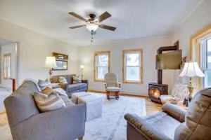 Lovely Rural Hixton Farmhouse with Porch and Fire Pit! - بلاك ريفير فولز