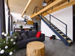 Apartment near Pern tejn Castle in Smr ek