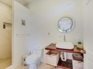 Modern apt with air conditioner
