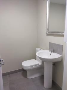 Modern house in Belfast, street parking, sleeps 8