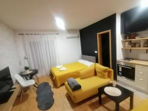 D apartman, Cozy Studio, Near Lake, AC, Wi-Fi