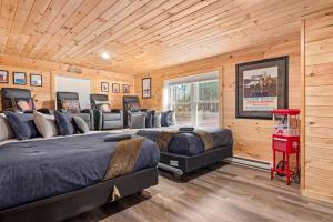 Cozy Cinema Cabin - Hot Tub and More