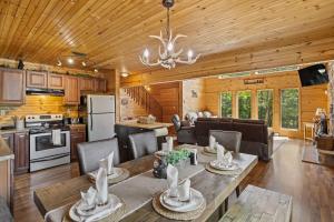 Rustic Retreat - Fire-pit Hot-Tub and more