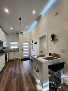 Central & Modern Whole House in Vancouver
