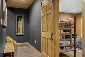 Lakefront Movie & Game Rooms Hot Tub Sauna etc