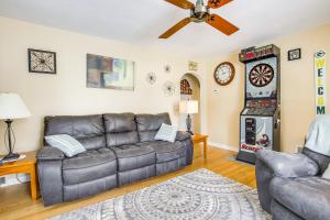 1 Mi to Lambeau Field Residential Home with Yard