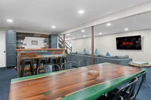 Spacious Entertainment Haven - Hot tub and More - Effort