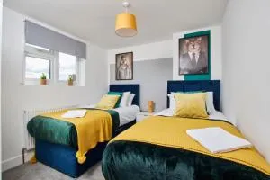 Sleek Gem of London -2 Bedroom Apartment with Parking - Barkingside