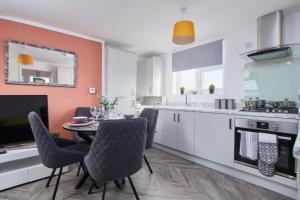 Sleek Gem of London -2 Bedroom Apartment with Parking