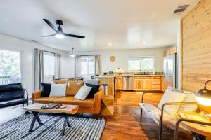 Access to Pine Mountain Lake Family Cabin with Deck - 3hvězdičkové hotely ve městě Groveland