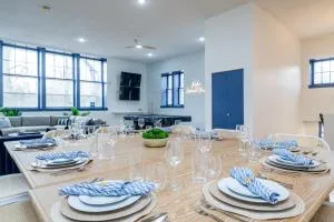 SchoolHouse now Lux BNB! Gym, Sauna, HotTub, GameRoom - Three Oaks