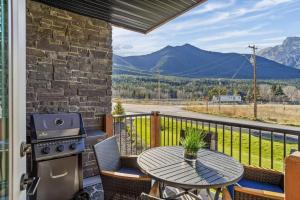 2 bedrooms-3 beds 2 baths - Rocky Mountain View Retreat - Heated Pool and Hot Tub